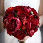 漂亮的红玫瑰手捧花 为婚礼增添喜庆色彩